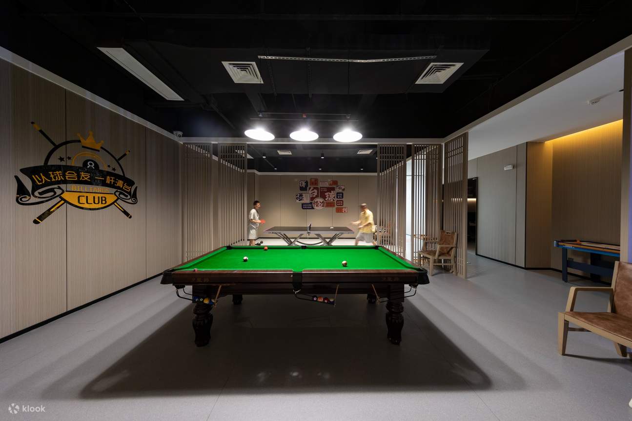 広々とした明るいビリヤード ルームには、プロ仕様のキューと設備を備えた国際標準のビリヤード テーブルがあり、すべてのショットが正確でスムーズなプレイを保証します。